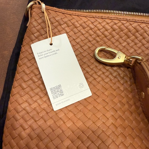 🤍New Quince Italian Leather Crescent Bag (Comes With Shoulder Strap Only) - Picture 4 of 9